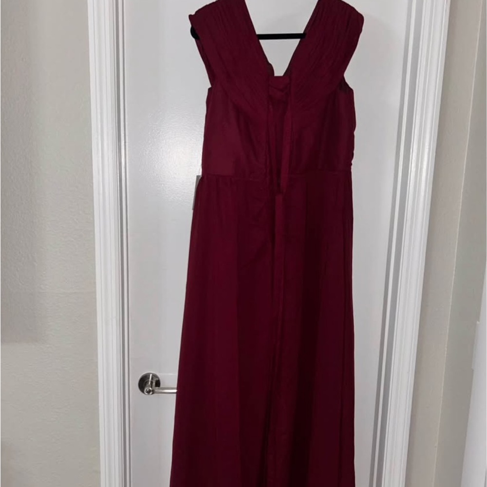 Elegant Burgundy Evening Gown - Picture 2 of 3
